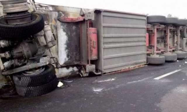 Προσοχή: Ανετράπη νταλίκα- Έκλεισε η εθνική οδός Αθηνών – Λαμίας