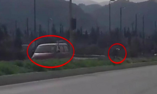 Κρητικός οδηγός παρκάρει το φορτηγάκι του στην λωρίδα ταχείας κυκλοφορίας για να μαζέψει χόρτα (vid)