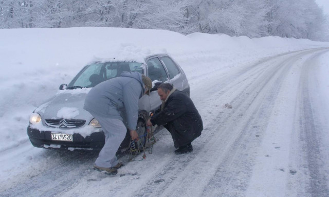 Καιρός: Παραμένουν τα προβλήματα στους δρόμους - Ποιοι είναι κλειστοί - Πού χρειάζονται αλυσίδες