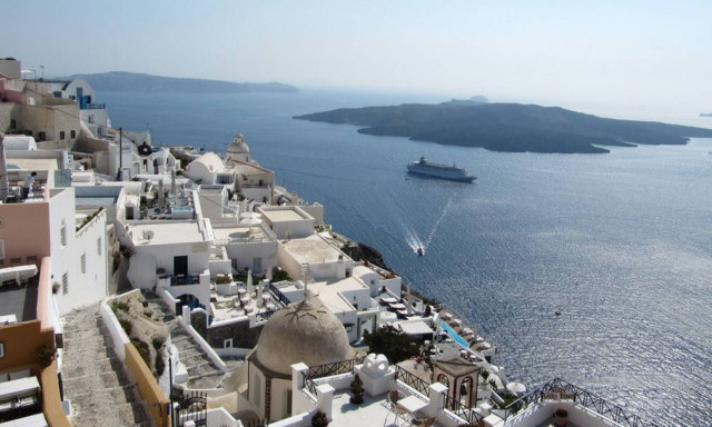 «Άστεγοι» γιατροί και νοσηλευτές στη Σαντορίνη – Ποιο είναι το σχέδιο του υπουργείου Υγείας