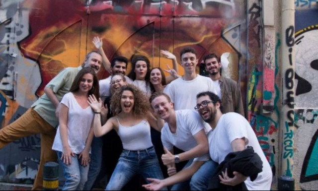 Αυτή είναι η ομάδα που γεμίζει την Κρήτη με δίστιχα του Ερωτόκριτου και της Ερωφίλης! (pics)