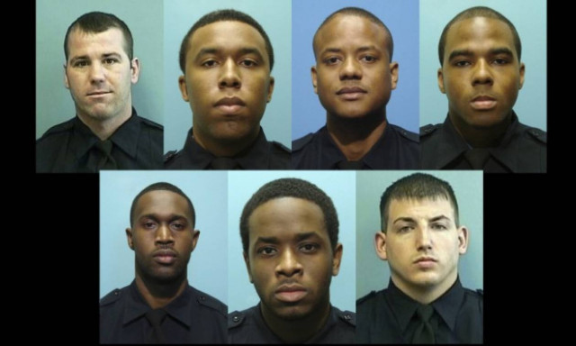 Βγαλμένο από ταινία: Αστυνομικοί έκλεβαν όπλα, χρήματα και πουλούσαν κατασχεμένα ναρκωτικά (Vid)