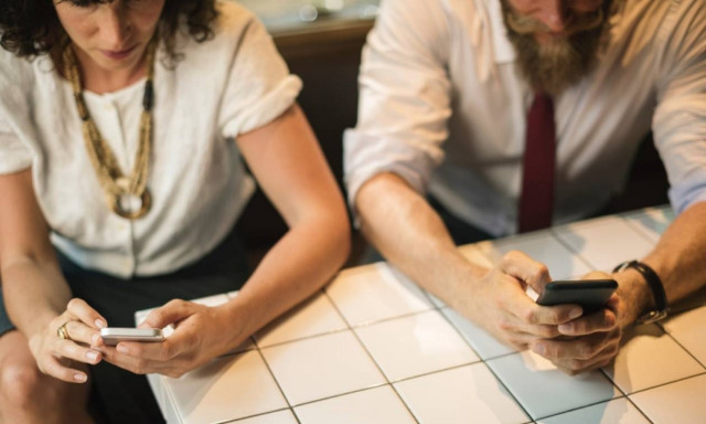 Τελικά είμαστε εθισμένοι στα κινητά μας;