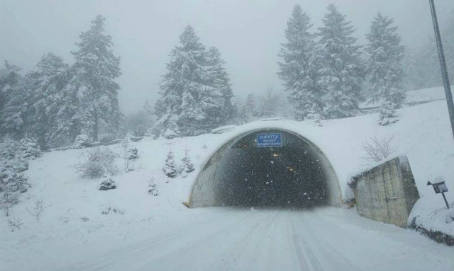 Ο «Κρέοντας» σαρώνει τη χώρα: Στα λευκά η μισή Ελλάδα – Δείτε πού χιονίζει
