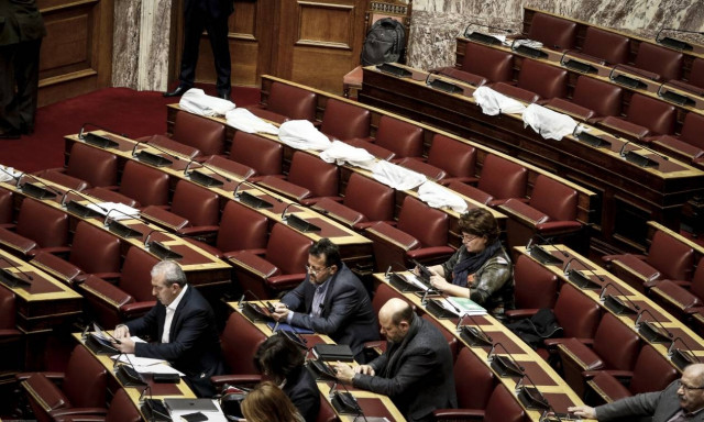 Έγιναν… μούσκεμα στη Βουλή - Έτρεχαν να καλύψουν τα έδρανα (pics+vid)