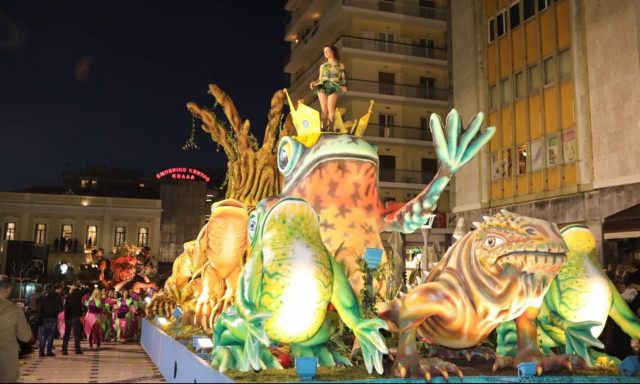 Απόκριες: Η μεγαλύτερη νύχτα του Πατρινού Καρναβαλιού - Ποδαράτη παρέλαση... απογείωσης! (pics&vid)