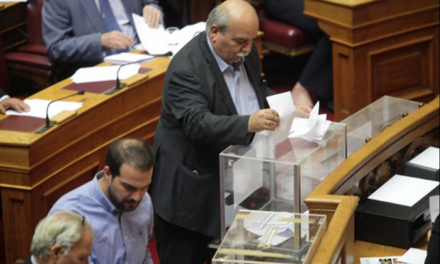 Προανακριτική Novartis: 10 κάλπες με 3 ερωτήματα για τον καθένα και 3.000 ψηφοδέλτια