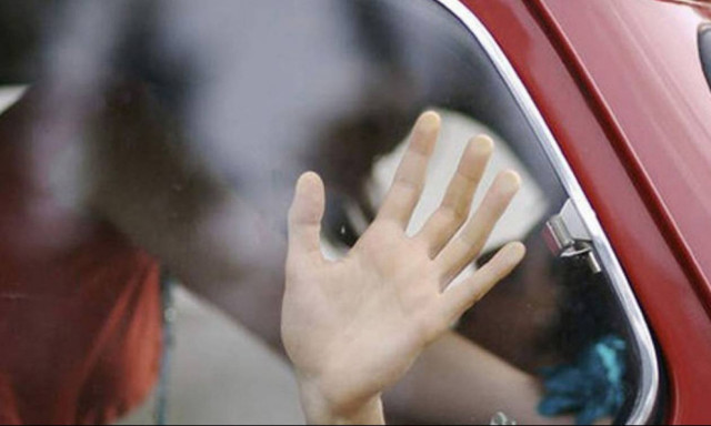 Σάλος στην Πάτρα: Πατέρας έπιασε την κόρη του να κάνει σεξ σε αυτοκίνητο