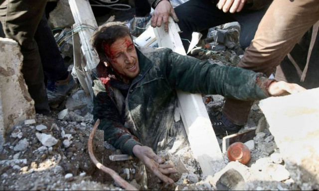 «Λουτρό αίματος» στη Συρία: Στους 71 οι νεκροί από τον βομβαρδισμό της Γούτα (ΣΚΛΗΡΕΣ ΕΙΚΟΝΕΣ)