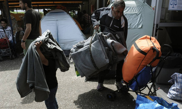 Seventeen Turkish nationals asking for political asylum arrive at Piraeus port
