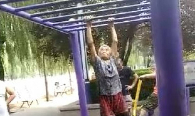 Απίστευτη γιαγιά κάνει μονόζυγο και τρελαίνει το διαδίκτυο (vid)