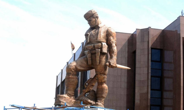 Σκόπια: Αποκαθηλώνουν αγάλματα που παραπέμπουν σε αλυτρωτισμό - Δείτε φωτογραφίες