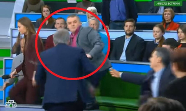 Σκηνές απείρου κάλλους: Άγριο ξύλο παρουσιαστή με πολιτικό αναλυτή on air! (vid)