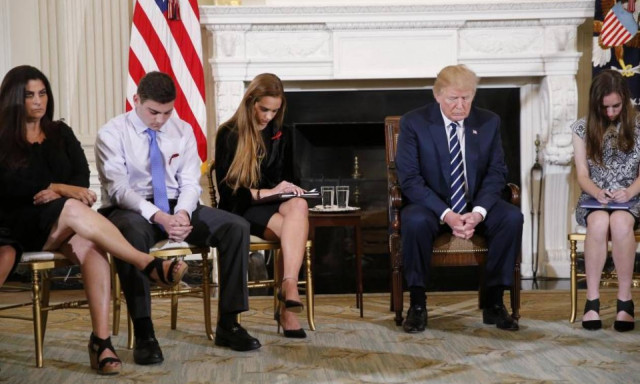 Απίστευτη πρόταση από Τραμπ: Να έχουν όπλα οι εκπαιδευτικοί για να μειωθούν οι σφαγές! (vid)