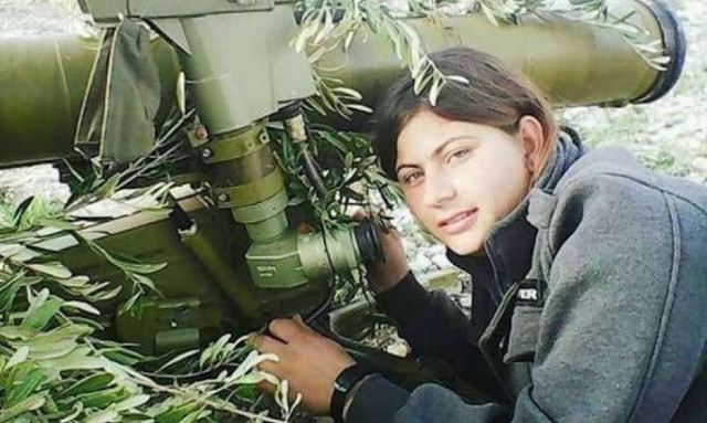 Απίστευτο! Αυτή είναι η γυναίκα που τινάζει στον αέρα άρματα μάχης Τούρκων στο Αφρίν (φωτογραφίες)