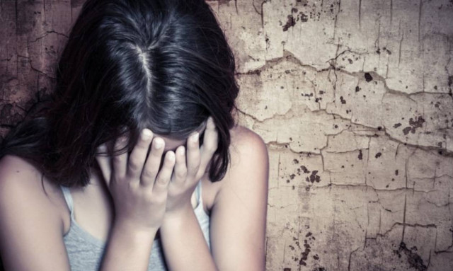 Φρίκη: Κρατούσε αλυσοδεμένες για 10 χρόνια τις κόρες του και τις βίαζε (pics)