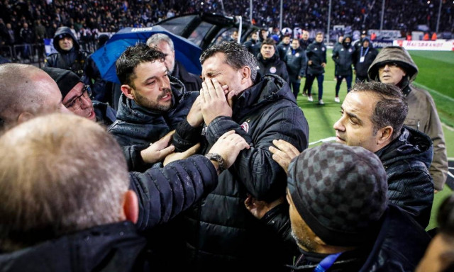 ΠΑΟΚ – Ολυμπιακός: Η στιγμή του τραυματισμού του Γκαρθία από ρολό ταμειακής (pics+vid)