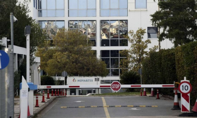 Επίθεση «Ρουβίκωνα» με μπογιές και βαριοπούλα στα γραφεία της Novartis (vid)