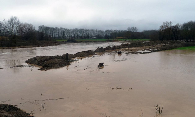 Καιρός ΤΩΡΑ: Αγωνία στη Θεσσαλία, «φούσκωσε» ο Πηνειός - Πλημμύρες και κατολισθήσεις (vid)
