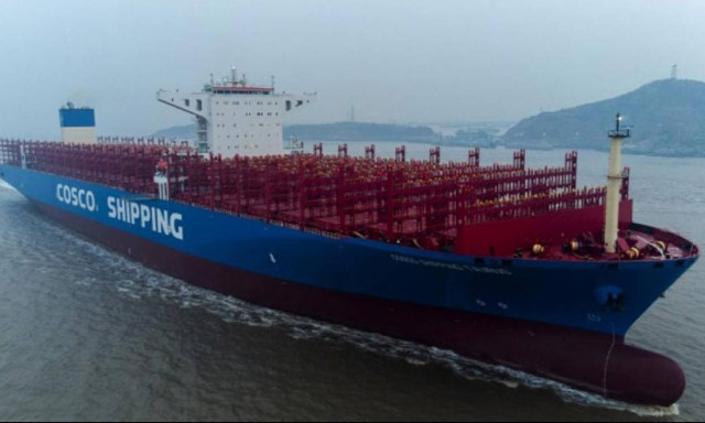 Στο λιμάνι του Πειραιά το γιγαντιαίο China Cosco Taurus (vid)