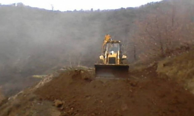 Καιρός ΤΩΡΑ: Εκκενώνονται σπίτια σε χωριό των Τρικάλων λόγω κατολισθήσεων