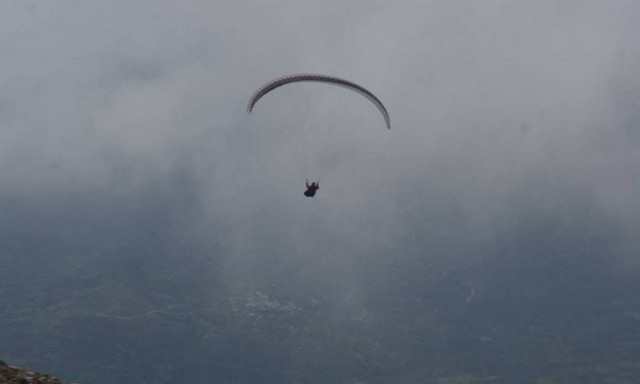 Κρήτη: Από τον Ψηλορείτη στον Κόκκινο Πύργο με αλεξίπτωτο (pics)
