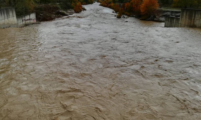 Συναγερμός στη Λάρισα: «Φούσκωσε» επικίνδυνα ο Πηνειός