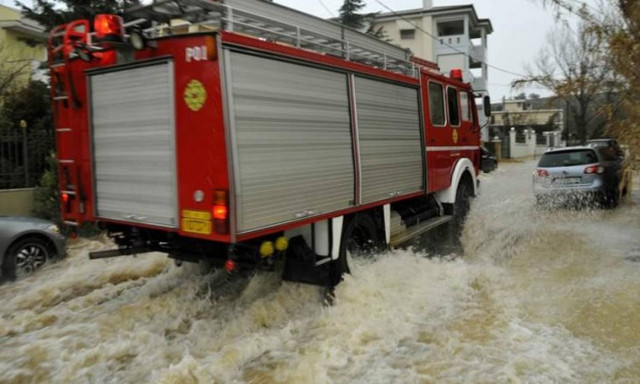 Λάρισα: Ζευγάρι ηλικιωμένων εγκλωβίστηκε στο πλημμυρισμένο σπίτι του