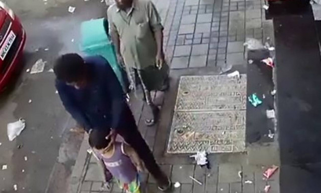 Σοκ: Δείτε πόσο εύκολα απάγουν παιδάκι λίγα μέτρα μακριά από τον πατέρα του (video)