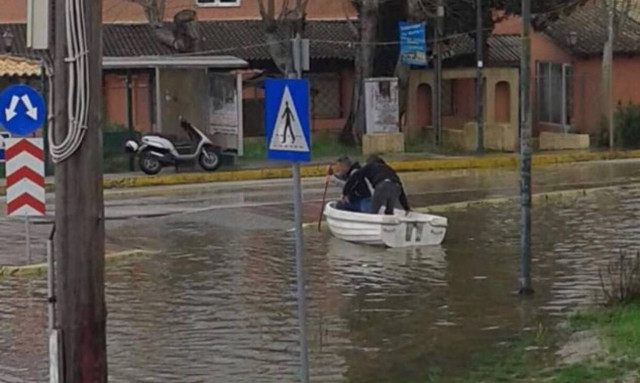 Νέα - Κέρκυρα: Όταν για να περάσεις το δρόμο χρειάζεσαι βάρκα (vid)