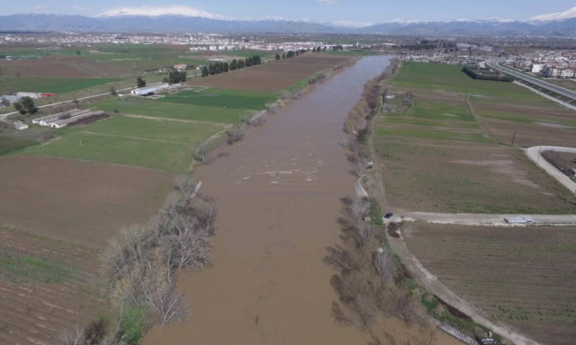 Συναγερμός στη Λάρισα: Πέρασε το όριο επιφυλακής η στάθμη του Πηνειού (pics)