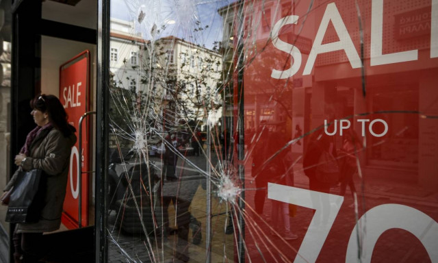 Αντιεξουσιαστές τα έκαναν γυαλιά - καρφιά στην Ερμού – «Θα ισοπεδώσουμε την πόλη»