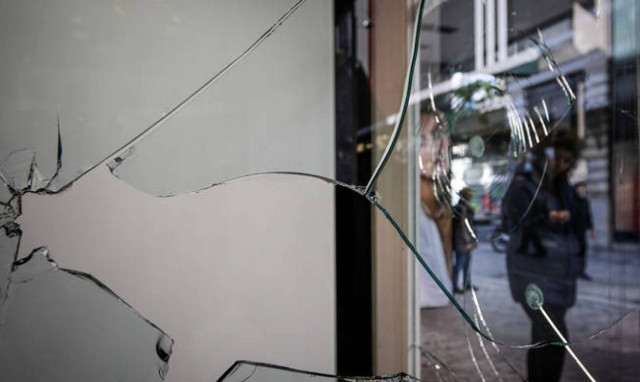 Assailants cause damage at stores on Ermou street