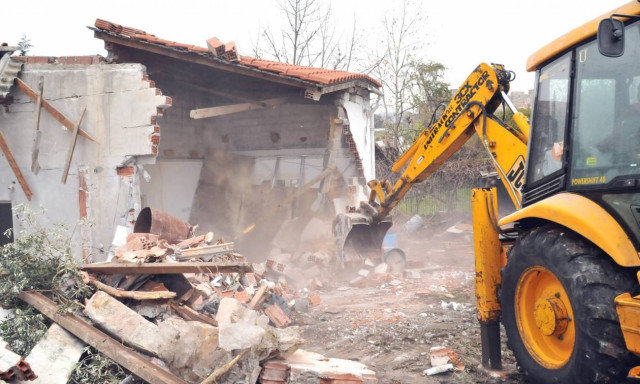 Κατεδαφίζουν σπίτια στην Πάτρα - Δείτε γιατί