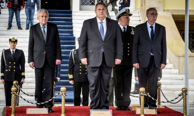 ΥΕΘΑ: Ανέλαβε καθήκοντα ο Κουβέλης – Τι είπε στον Πάνο Καμμένο