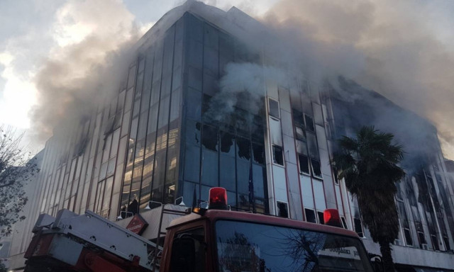 Συναγερμός για μεγάλη πυρκαγιά στην Εφορία στο κέντρο της Λάρισας - Εικόνες - ντοκουμέντο