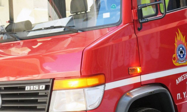 Στις φλόγες σπίτι στα Κάτω Πατήσια: Από θαύμα ζει ηλικιωμένο ζευγάρι