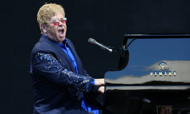 Σύξυλοι οι θεατές: «Το παραξηλώσατε» φώναξε ο Έλτον Τζον και άρχισε να τρέχει εκτός σκηνής (Vid)