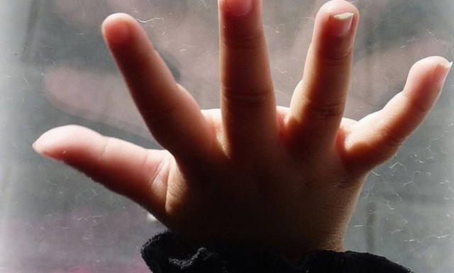 Ηρωίδα τροχονόμος έσωσε 3χρονο κοριτσάκι που έπεσε από τον 5ο όροφο πολυκατοικίας