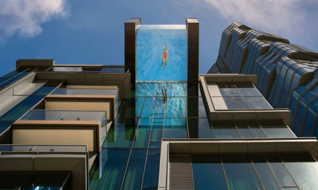 Viral video: Πισίνα με θέα που κόβει την ανάσα στον «ουρανό» της Χονολουλού