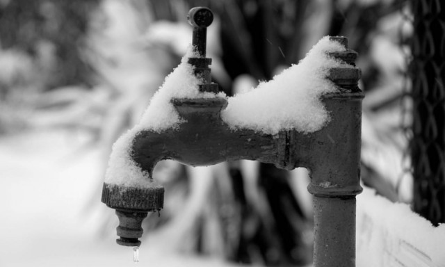 Χάος στη Βρετανία: Δεκάδες χιλιάδες σπίτια χωρίς νερό λόγω ψύχους