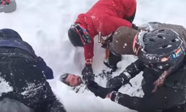 Συγκλονιστικές εικόνες: Τον ξέθαψαν ζωντανό κάτω από το χιόνι! (vid)