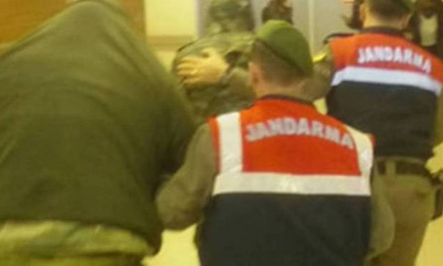 Αυτή είναι η Ελληνίδα που βρίσκεται συνεχώς στο πλευρό των δύο στρατιωτικών – Γνωρίζει τα πάντα