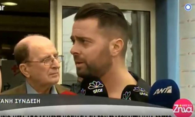 Ηλίας Βρεττός: «Λύγισε» κατά την έξοδό του από το νοσοκομείο (vid)