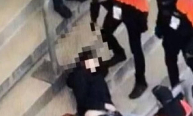 Εβλεπαν αμέριμνοι τον αγώνα όταν δίπλα τους ένας επιδειξίας... (photo)