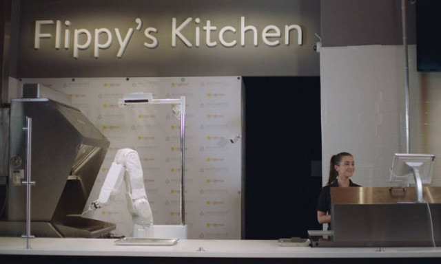 Viral video: Εσείς θα τρώγατε μπέργκερ από τα «χέρια» αυτού του ρομπότ;