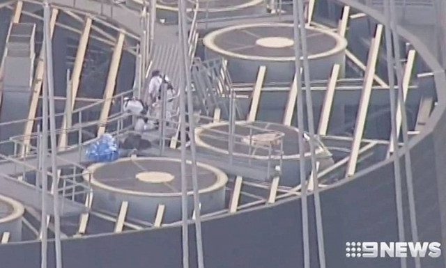 Βουτιά θανάτου: Γυναίκα έπεσε στο κενό από τα 274 μέτρα (pics)