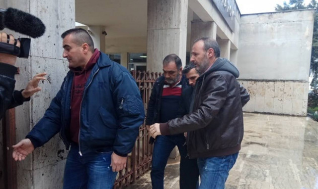 Κανένα ίχνος ντροπής: Χαμογελαστός στο Δικαστικό Μέγαρο ο «δράκος» του Αγρινίου (pics+vid)