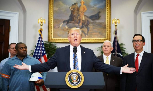 Ο πόλεμος του χάλυβα ξεκίνησε: Ο Τραμπ υπέγραψε το έγγραφο επιβολής δασμών