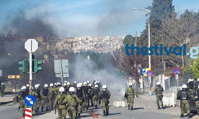 Ένταση στο κέντρο της Θεσσαλονίκης – Επεισόδια μεταξύ αντιεξουσιαστών και ΜΑΤ (vid)